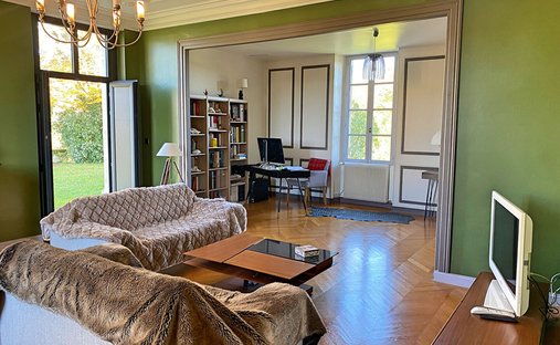 5 Min From Sainte Foy La Grande: Historic Castle Of 600m², Its Vineyard Of 85ha, Gîtes, Stable And 3