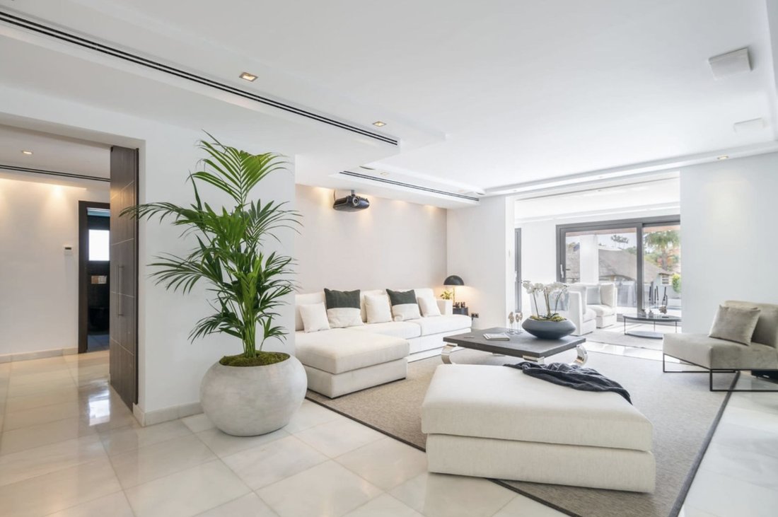 Villa in Nueva Andalucía, Marbella, Spanien 3 - 15544602