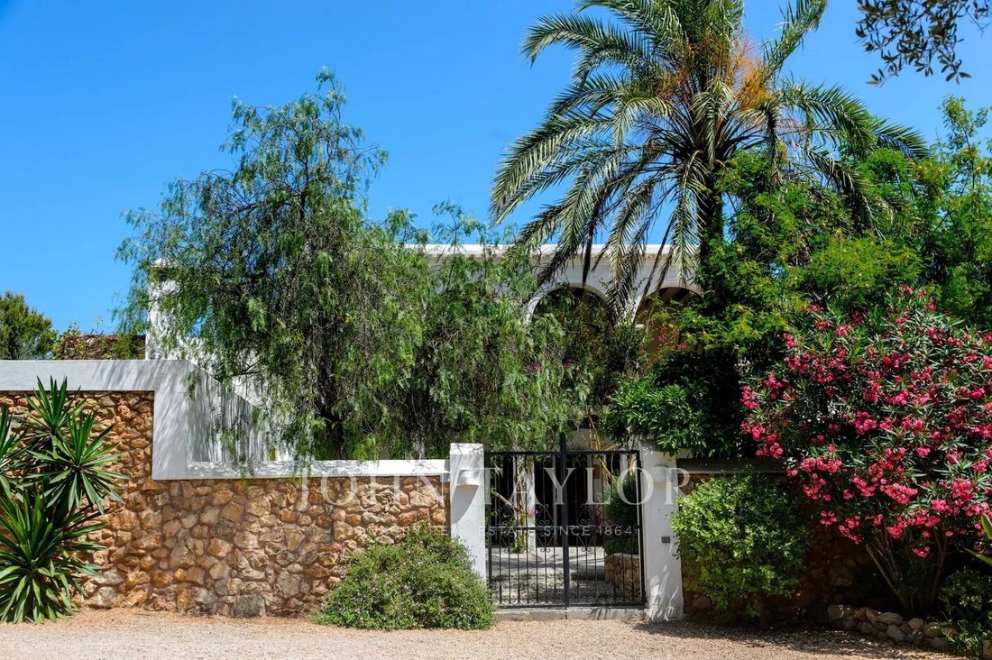 Villa in Sant Carles de Peralta, Santa Eularia des Riu, Balearic Islands 1 - 15365839