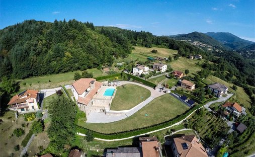 Villa in Piazza al Serchio, Tuscany, Italy 1