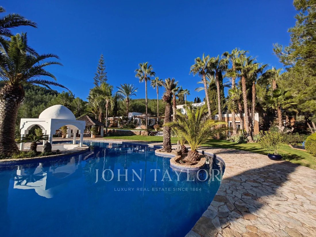 Villa in Sant Carles de Peralta, Santa Eularia des Riu, Balearic Islands 4 - 13686139