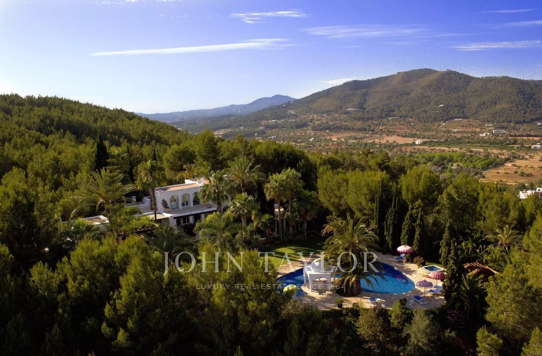 Villa in Sant Carles de Peralta, Santa Eularia des Riu, Balearic Islands 2 - 13686139