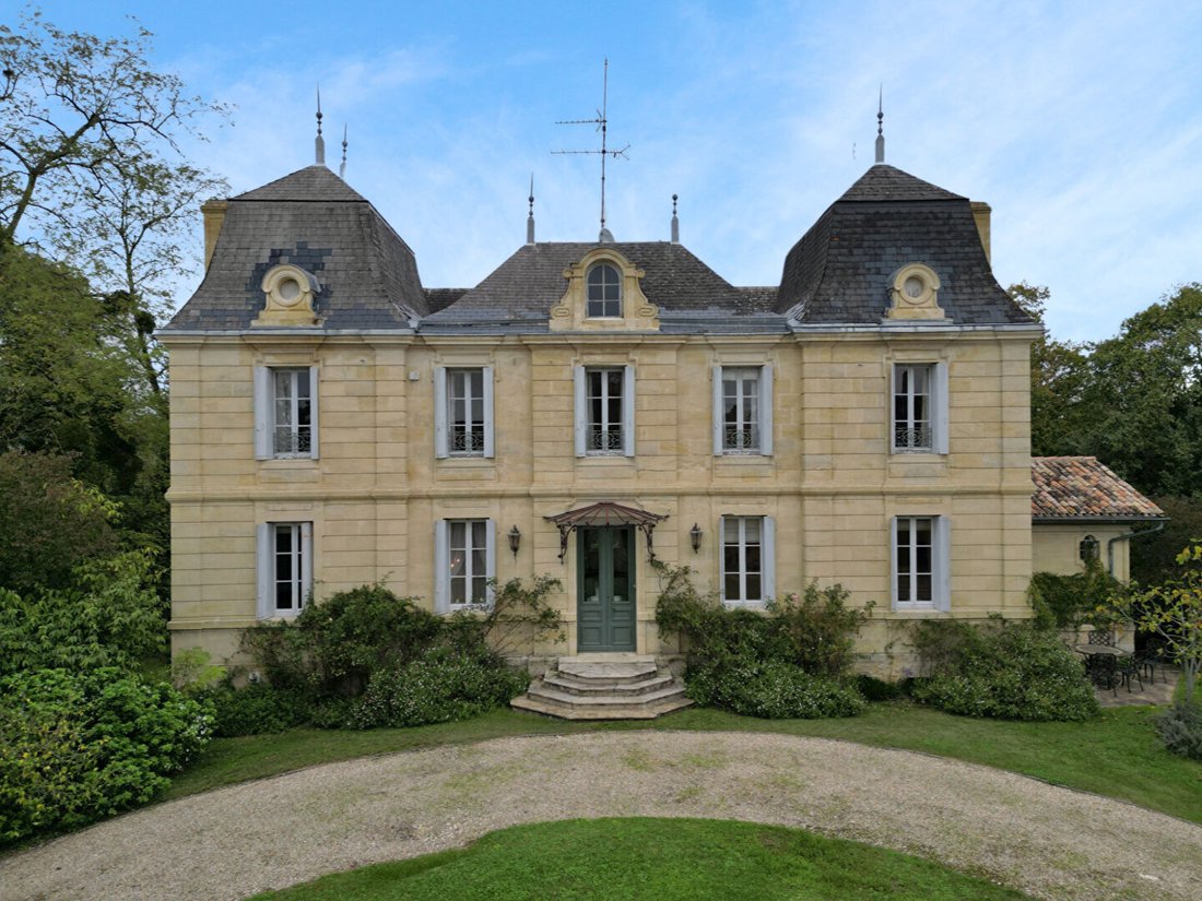 Château des Rêves: A Timeless Sanctuary in Rauzan’s Golden Hills