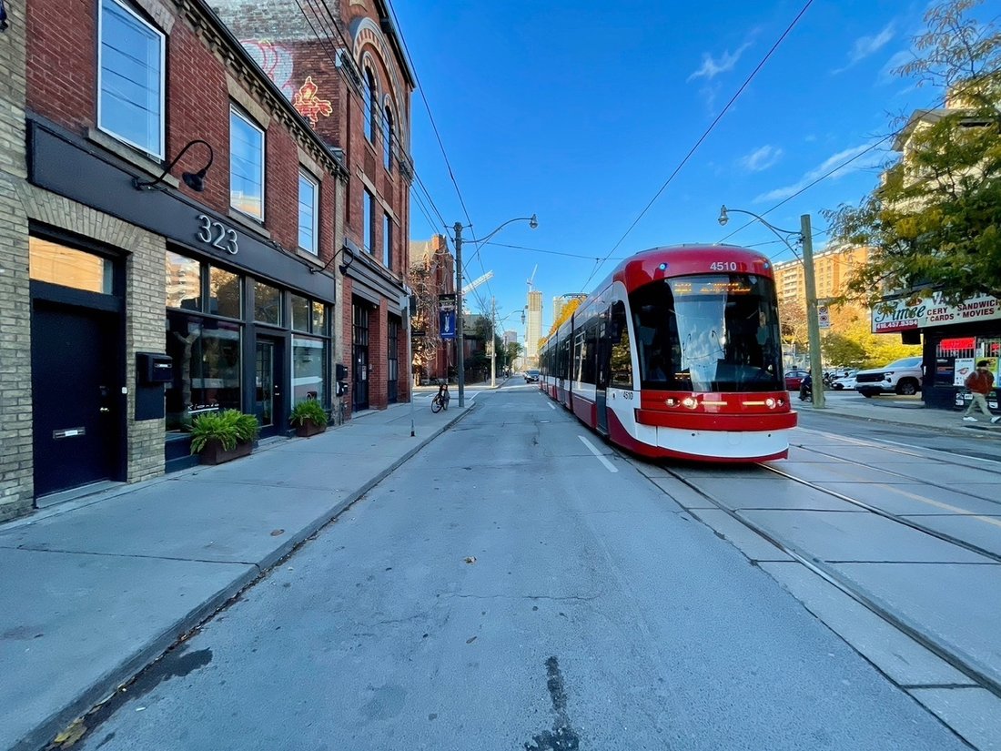 Toronto, Ontario, Canada 3 - 15553504