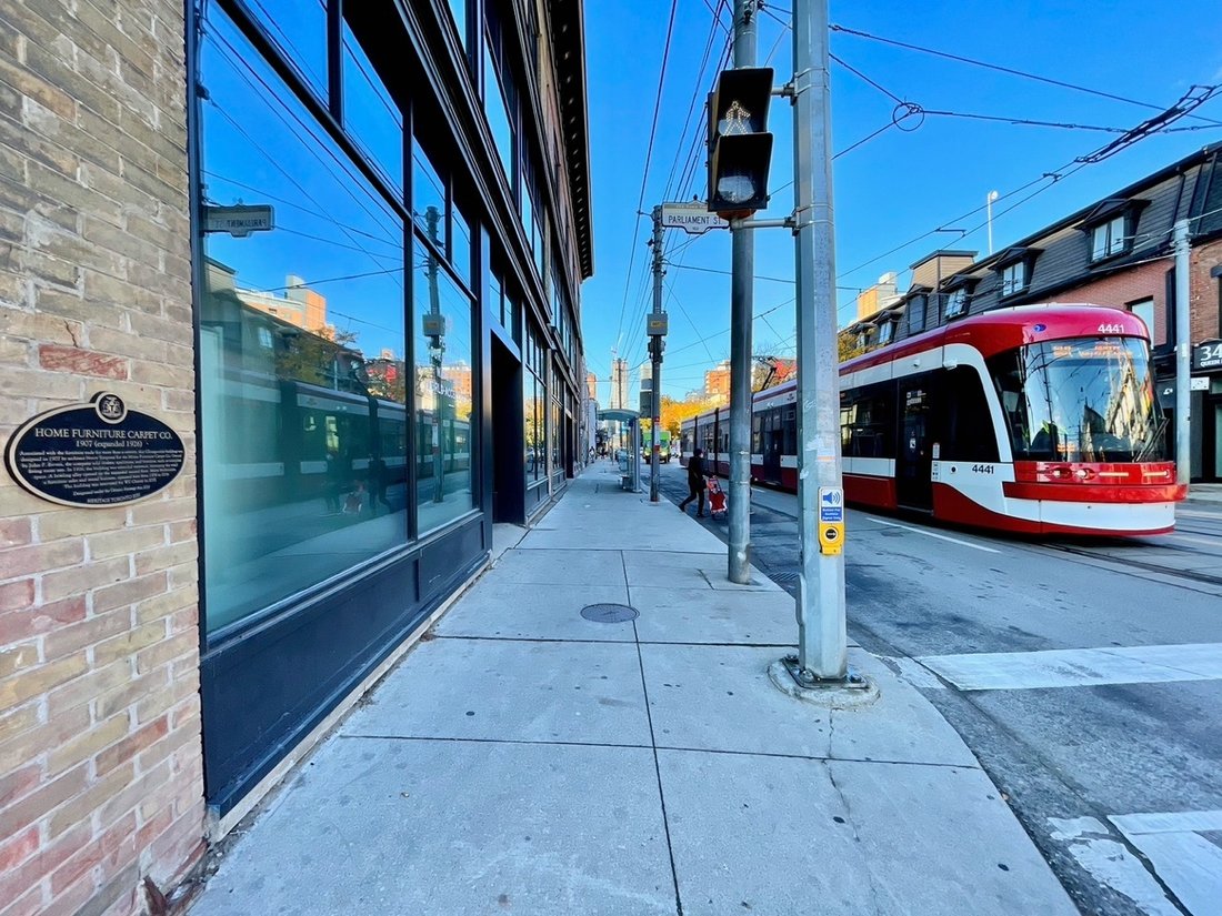 Toronto, Ontario, Canada 4 - 15553504