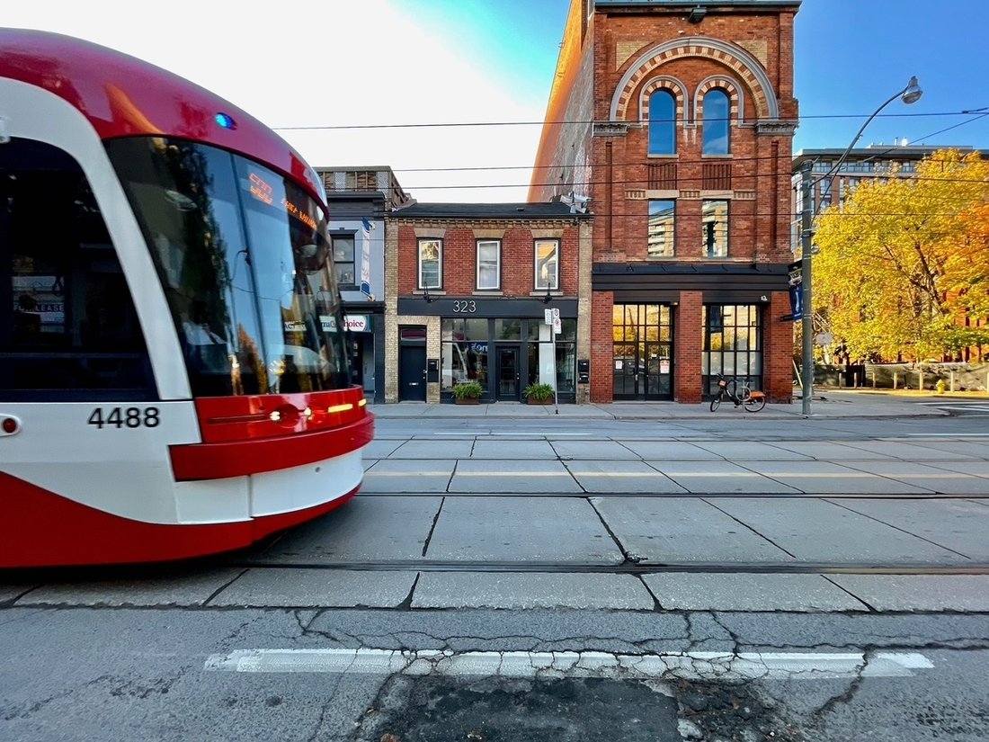 Toronto, Ontario, Canada 2 - 15553504