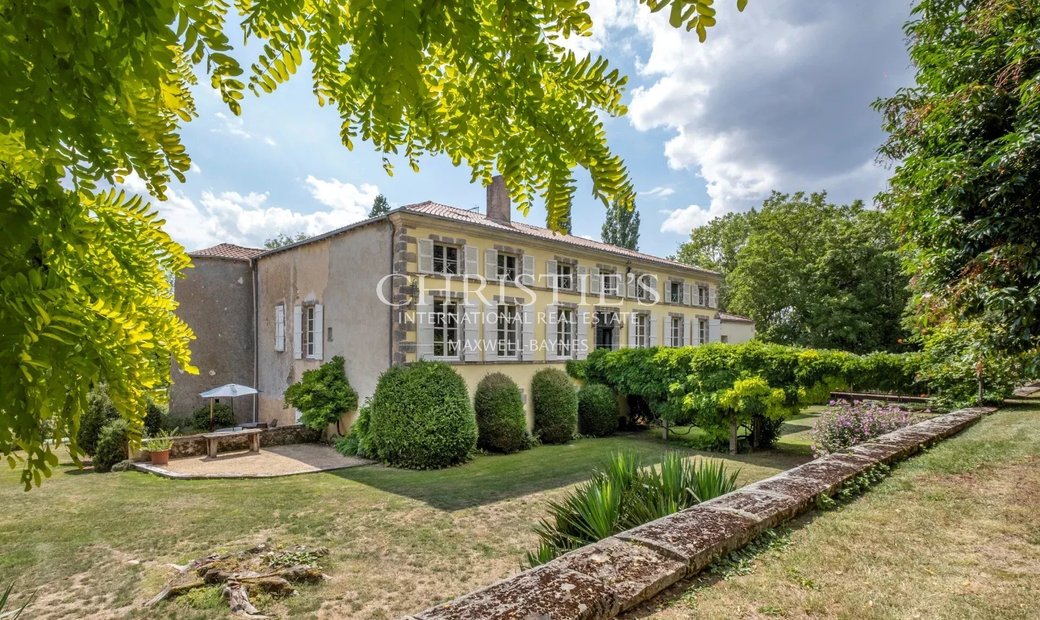 Deux Sévres – Magnificent Castle For Sale