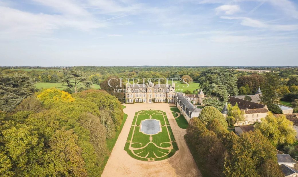 Poitiers Exceptional 18th Century Castle