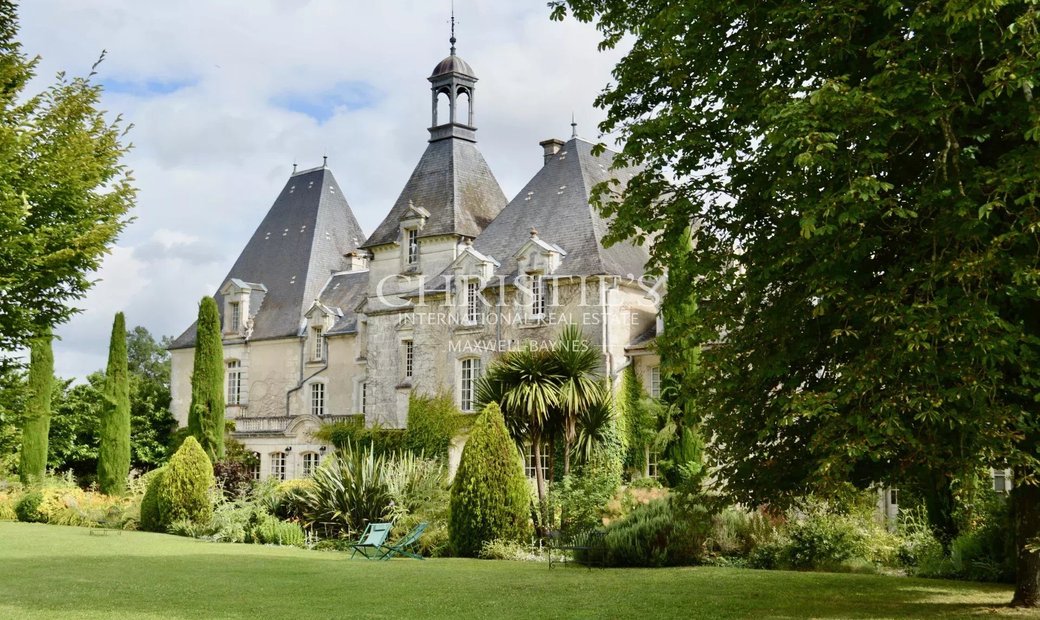 Castle for Sale in Brantôme en Périgord, Nouvelle-Aquitaine, France