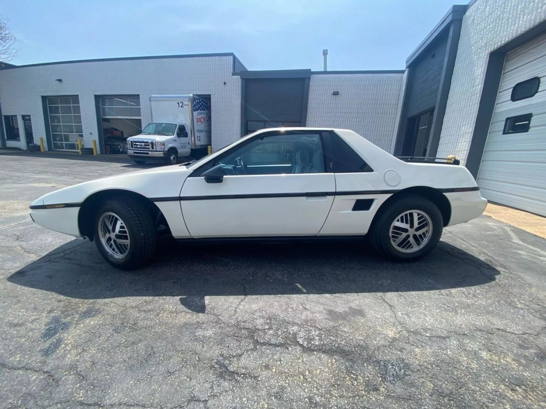 Coupe in Elk Grove Village, IL, United States 2 - 15559438
