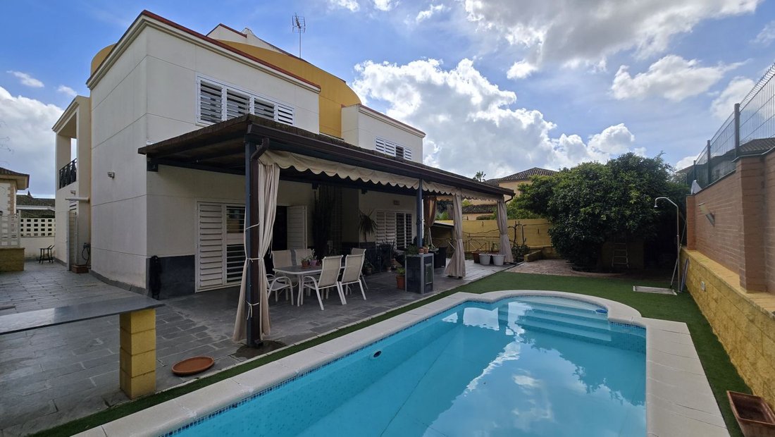 Chalet in Bormujos, Andalusia, Spain 1 - 15556248