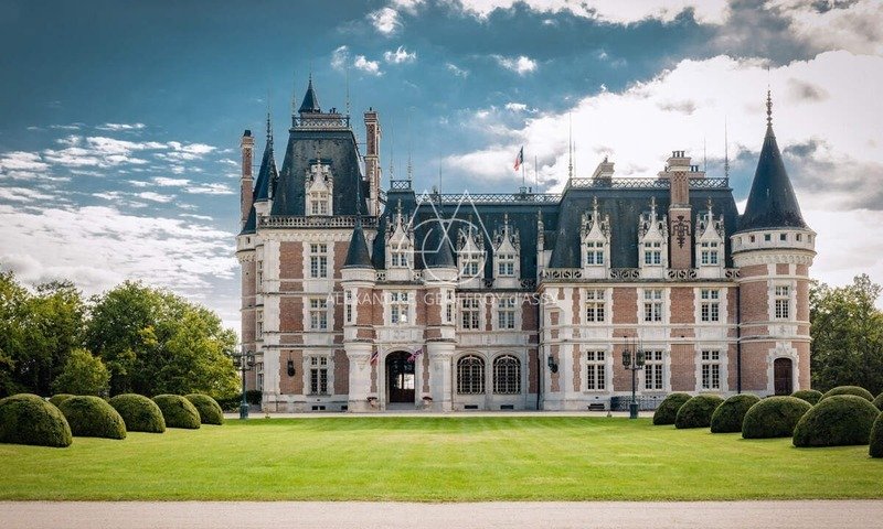 Sologne’s Renaissance Jewel: A Neo-Gothic Château Reborn in Vierzon’s Golden Light