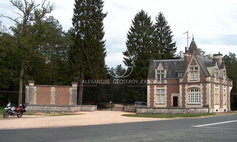 Sologne’s Renaissance Jewel: A Neo-Gothic Château Reborn in Vierzon’s Golden Light