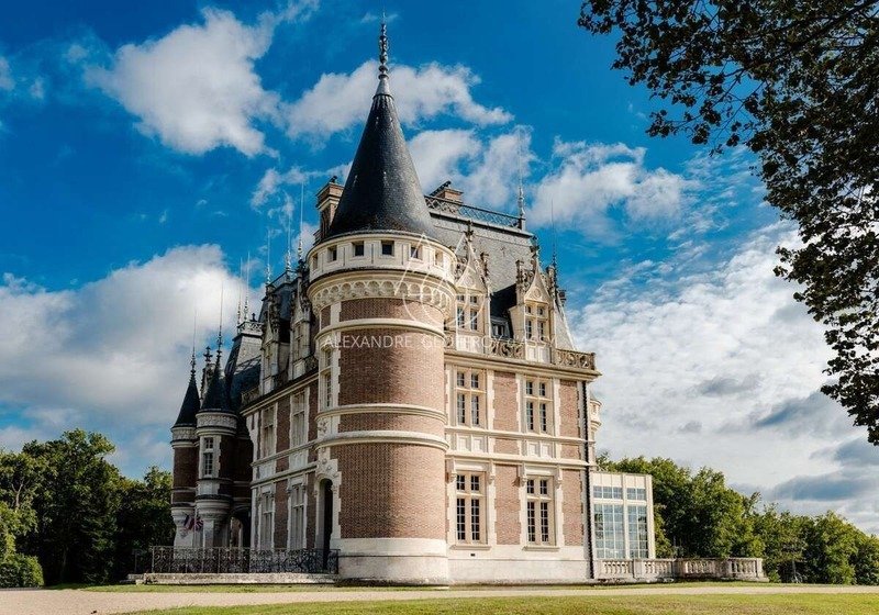 Sologne’s Renaissance Jewel: A Neo-Gothic Château Reborn in Vierzon’s Golden Light