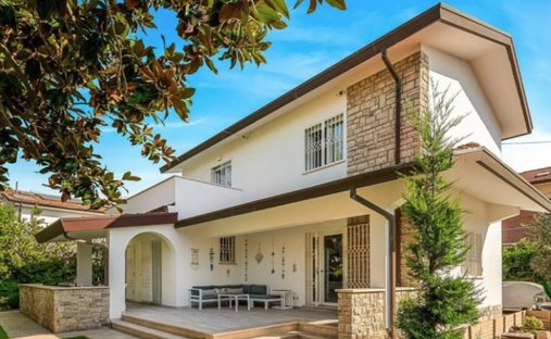 Villa in Vittoria Apuana, Forte dei Marmi, Tuscany 1