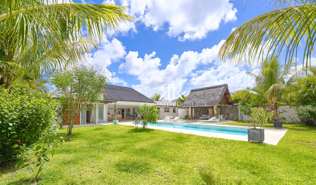 Villa in Grand Baie, Rivière du Rempart District, Mauritius 1 - 15215596