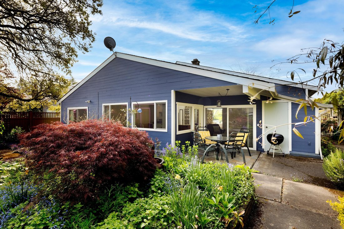 House in Saanich, British Columbia, Canada 1 - 15575680