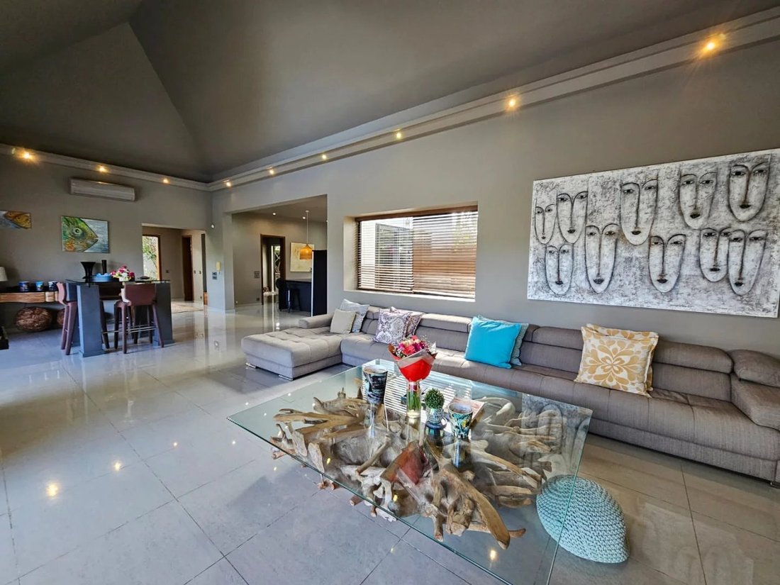 Villa in Grand Baie, Rivière du Rempart District, Mauritius 1 - 15228375