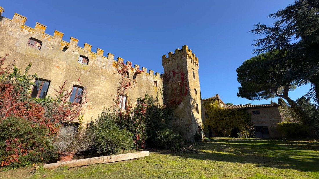 A Crown of Stone & Light: 18th-Century Tuscan Castle in Val d’Orcia’s Embrace - 5