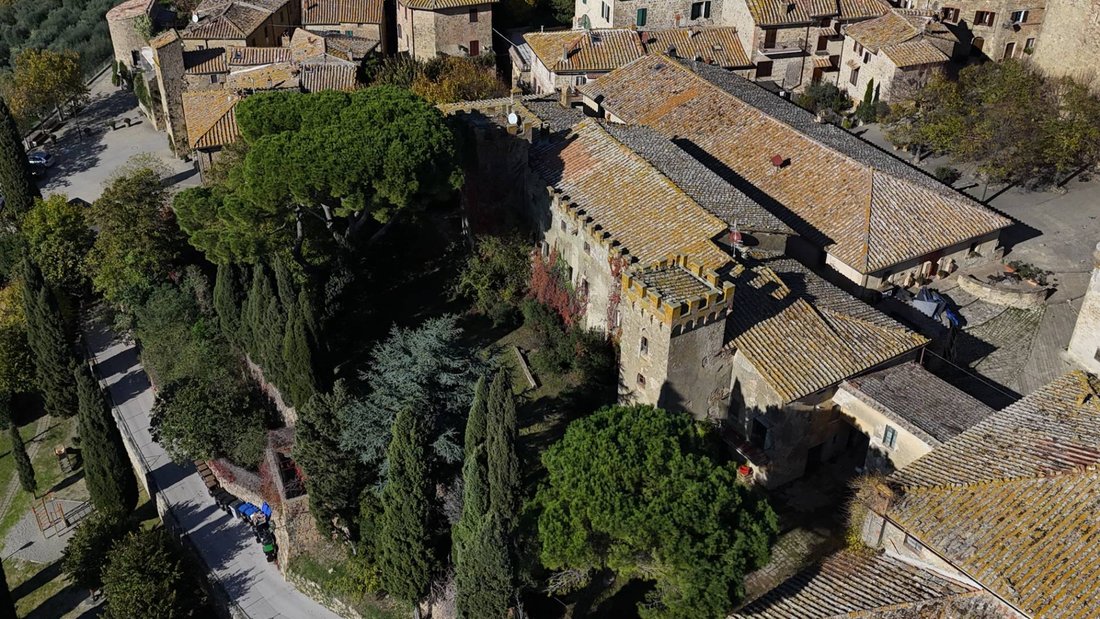 A Crown of Stone & Light: 18th-Century Tuscan Castle in Val d’Orcia’s Embrace