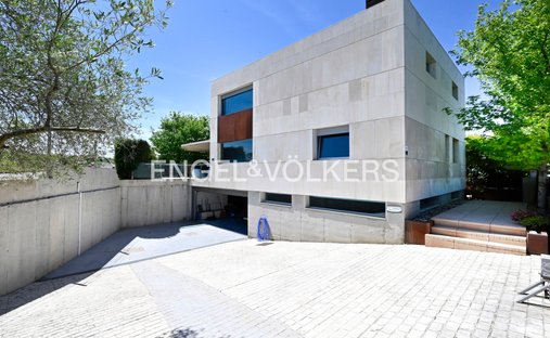 House in Santa Cruz de Bezana, Cantabria, Spain 1