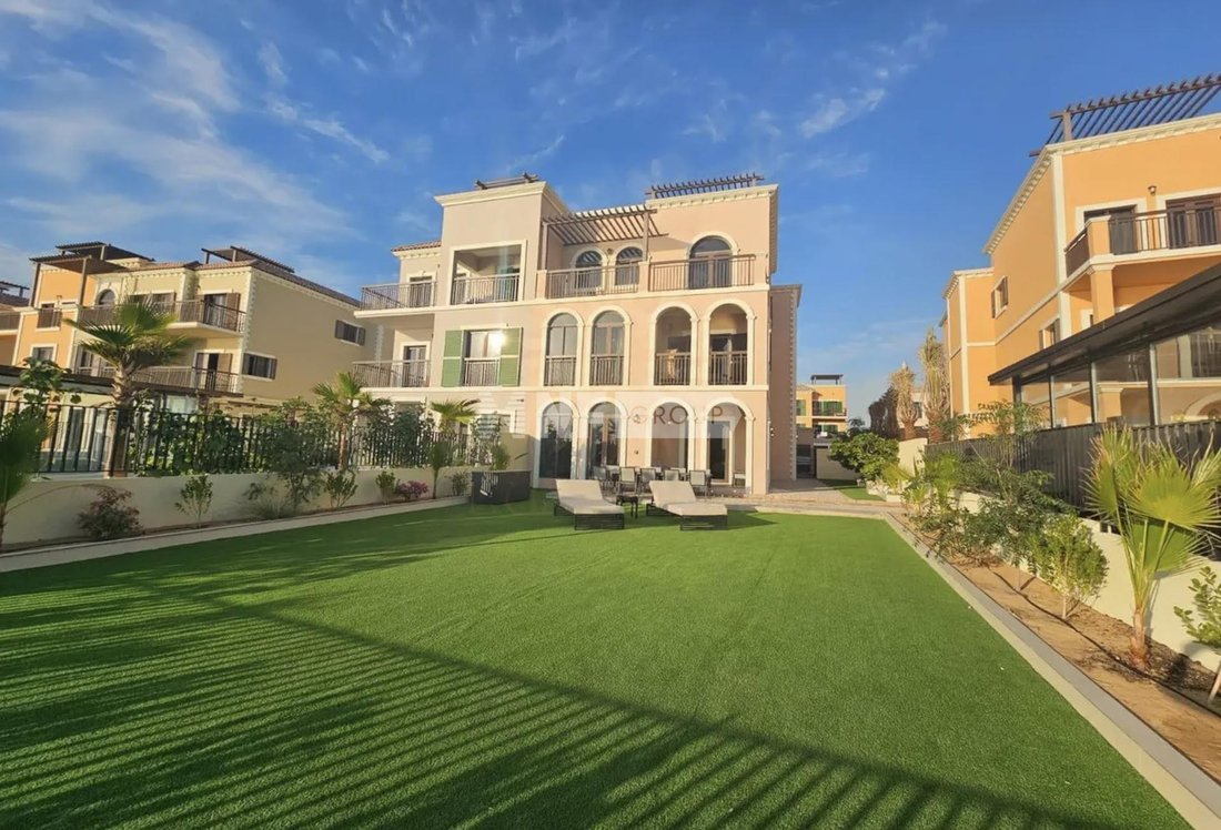 Townhouse in Jumeirah, Dubai, United Arab Emirates 2 - 15589408