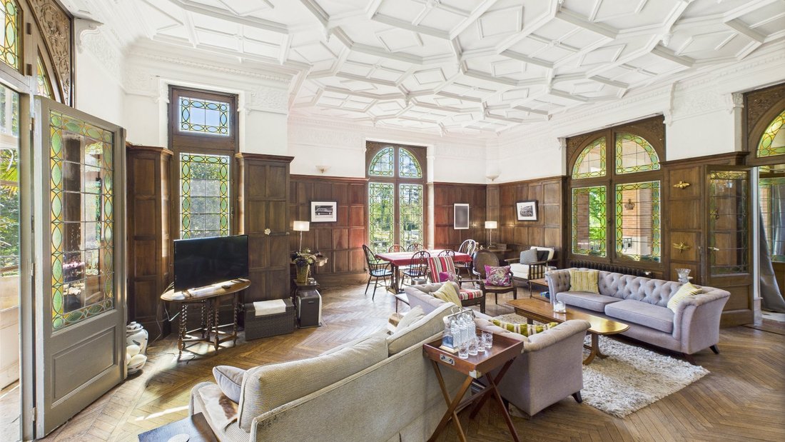 L’Éclat Art Déco: A 1920s Château Whispering Between Sunlit Gardens and Time