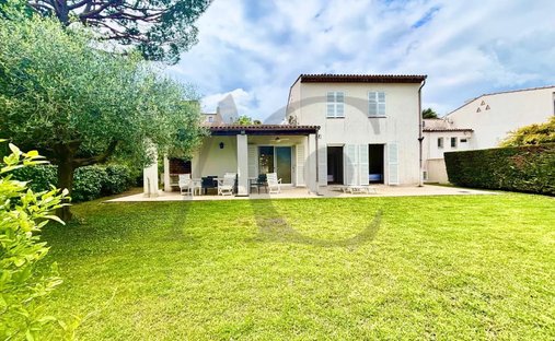 House in Plans, Villeneuve-Loubet, France 1