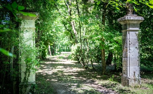Castle for Sale in Penne-d'Agenais, Nouvelle-Aquitaine, France
