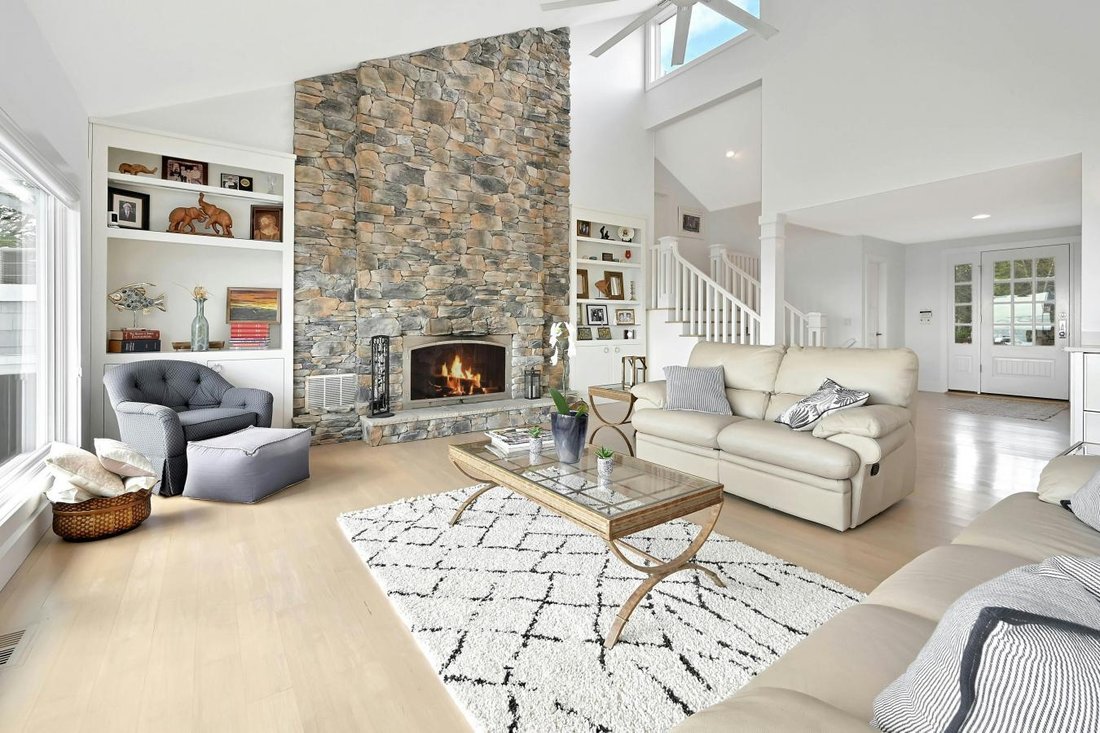 House in Center Moriches, New York, United States 5 - 15596020