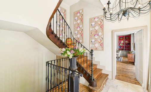 The Noble Chartreuse With Swimming Pool And Pigeoneer