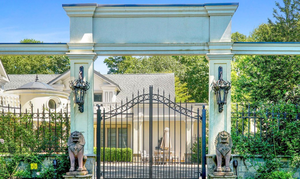 Transitional Style Mini Estate On 4.7 Acres In Bedford, New York ...