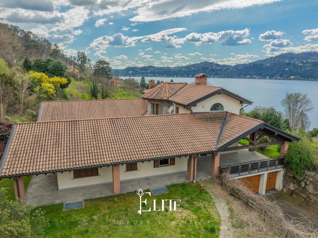 Villa in Angera, Lombardy, Italy 2 - 15599610