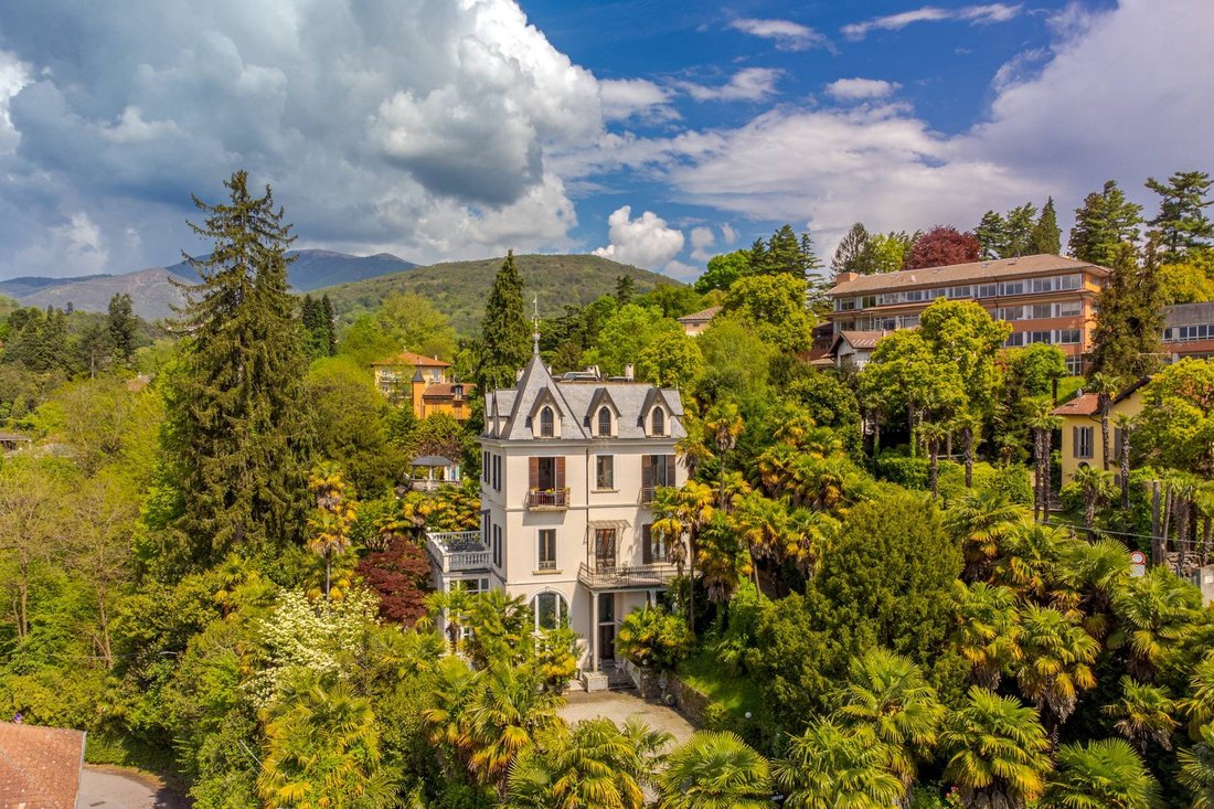 Villa in Luino, Lombardy, Italy 1 - 15586476
