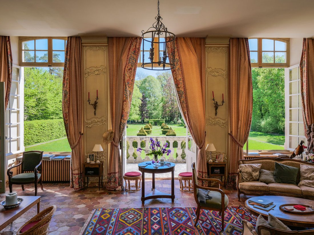 Bouchardon’s Island Dream: A Symmetrical 18th-Century Château Floating on the Marne