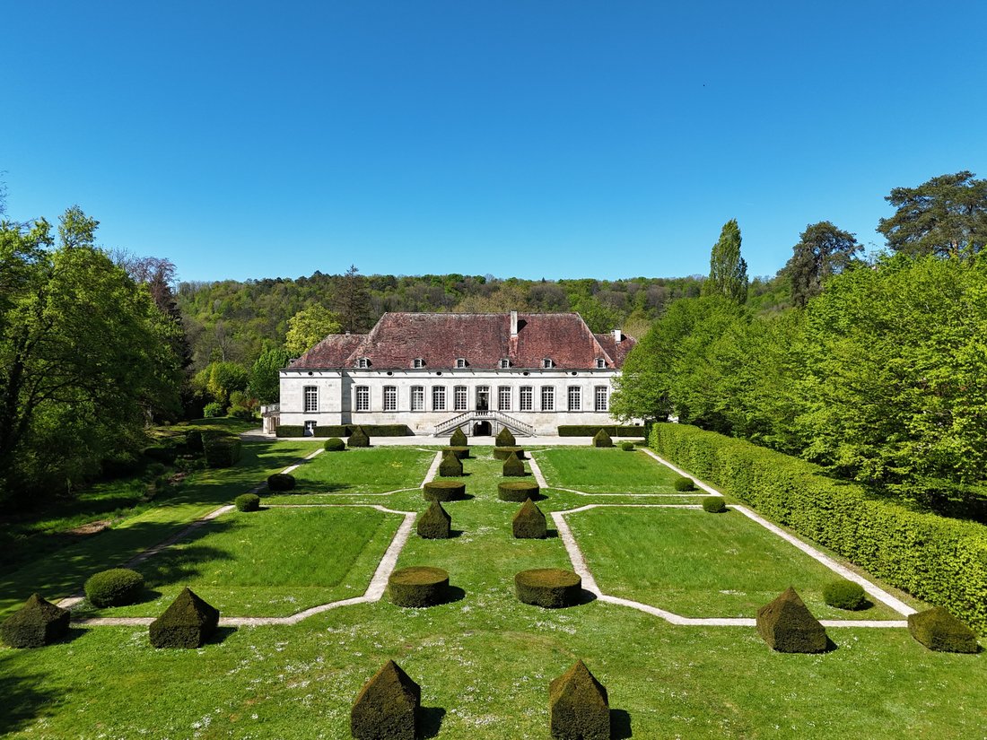 Bouchardon’s Island Dream: A Symmetrical 18th-Century Château Floating on the Marne