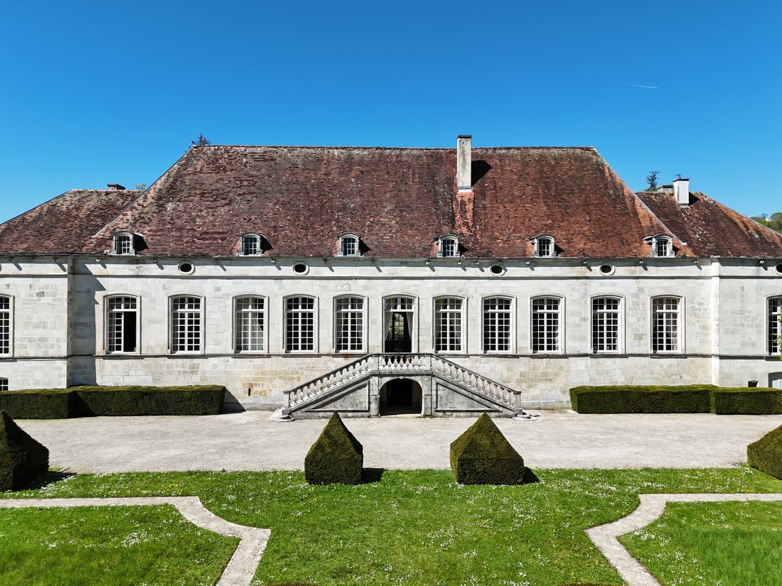 Bouchardon’s Island Dream: A Symmetrical 18th-Century Château Floating on the Marne