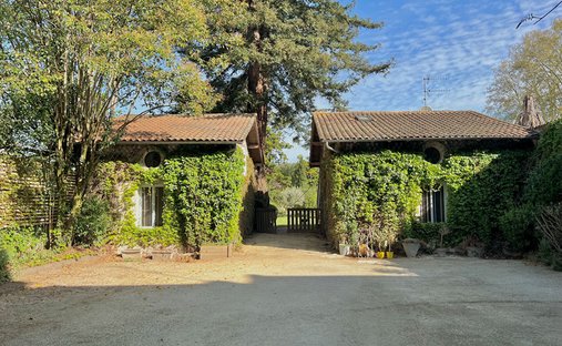 5 Min From Sainte Foy La Grande: Historic Castle Of 600m², Its Vineyard Of 85ha, Gîtes, Stable And 3