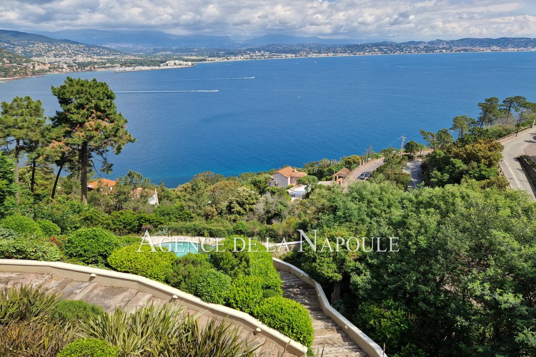 Villa in Théoule-sur-Mer, Provence-Alpes-Côte d'Azur, France 1 - 15608293