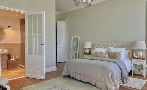 5 Min From Sainte Foy La Grande: Historic Castle Of 600m², Its Vineyard Of 85ha, Gîtes, Stable And 3