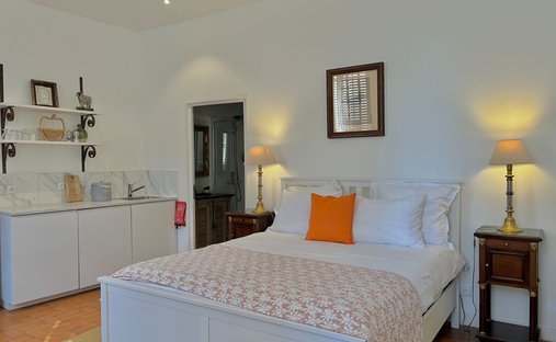 5 Min From Sainte Foy La Grande: Historic Castle Of 600m², Its Vineyard Of 85ha, Gîtes, Stable And 3