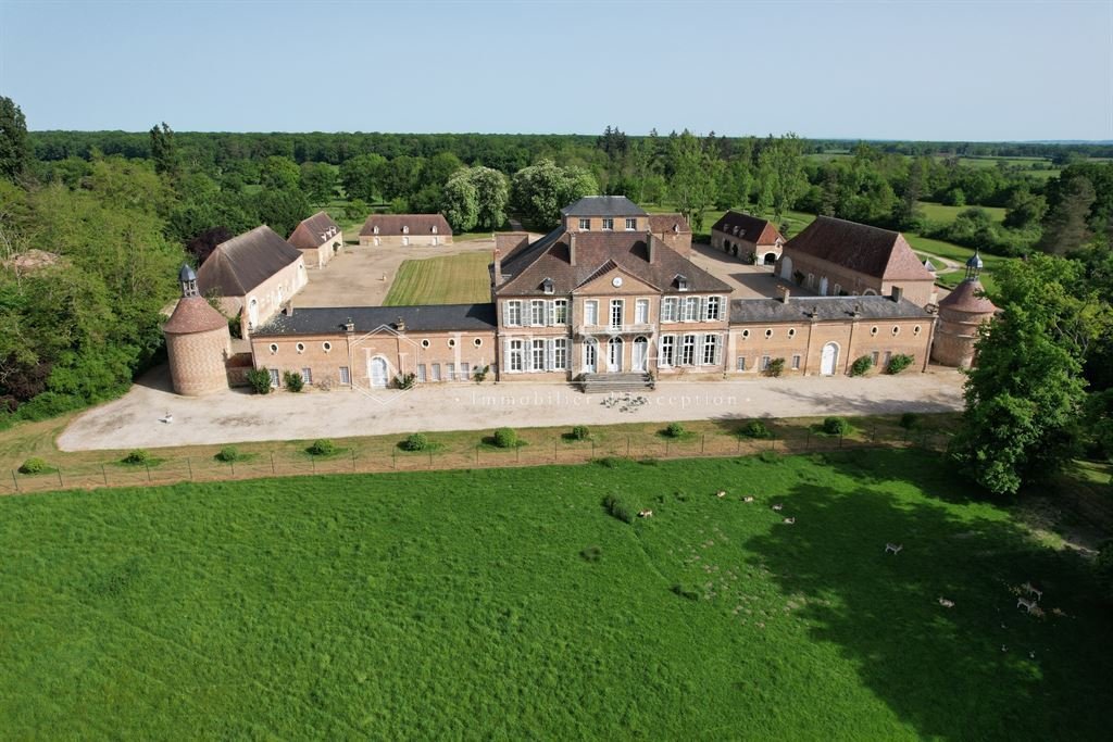 Whispers of the Loire: A Listed 18th-Century Château in Bourges’ Golden Light