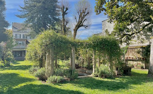 5 Min From Sainte Foy La Grande: Historic Castle Of 600m², Its Vineyard Of 85ha, Gîtes, Stable And 3