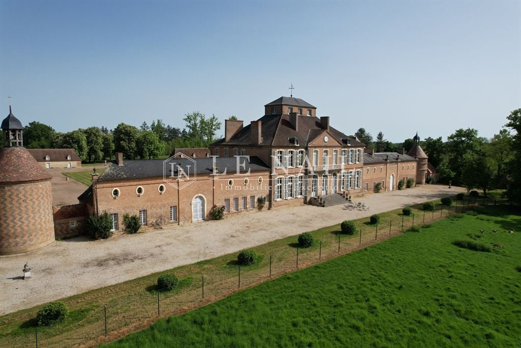 Whispers of the Loire: A Listed 18th-Century Château in Bourges’ Golden Light