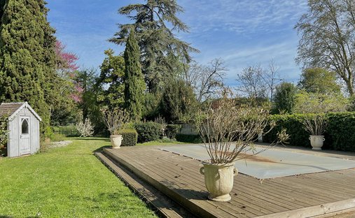 5 Min From Sainte Foy La Grande: Historic Castle Of 600m², Its Vineyard Of 85ha, Gîtes, Stable And 3