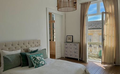 5 Min From Sainte Foy La Grande: Historic Castle Of 600m², Its Vineyard Of 85ha, Gîtes, Stable And 3