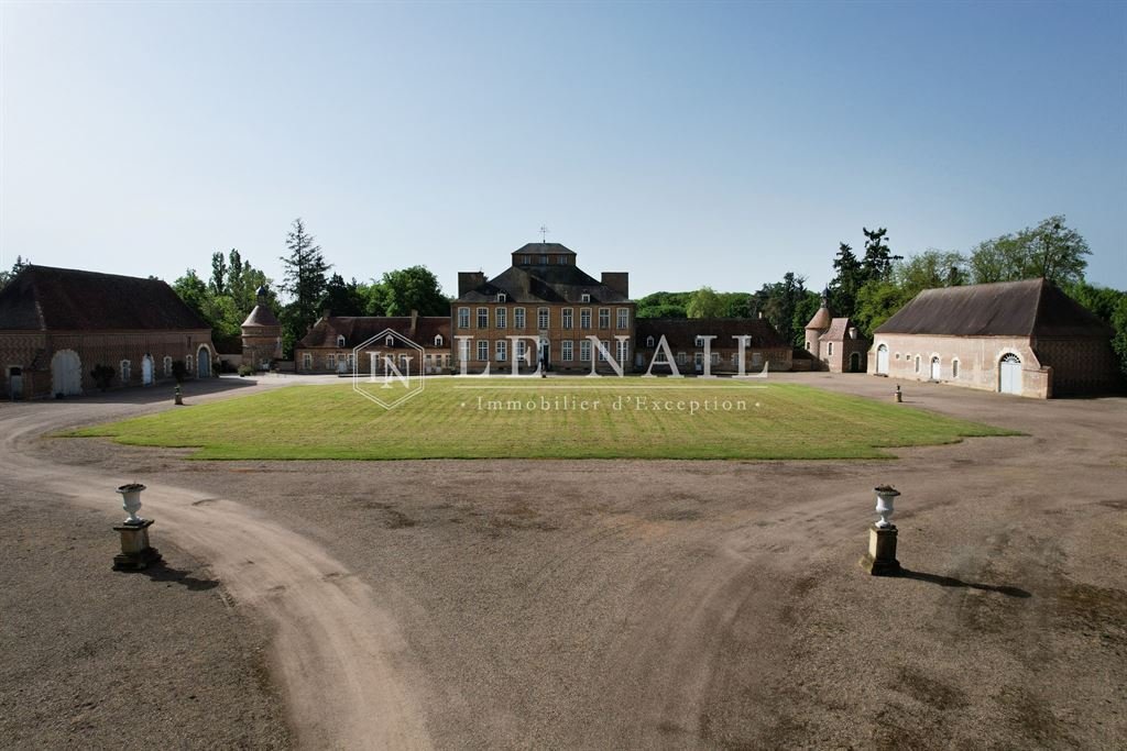 Whispers of the Loire: A Listed 18th-Century Château in Bourges’ Golden Light