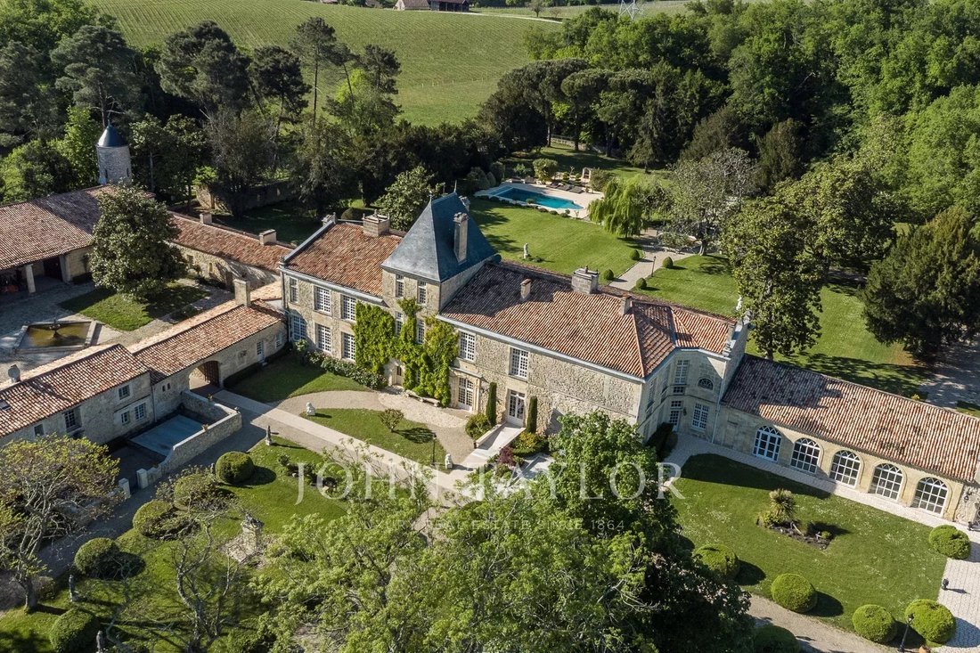 Castle in Grand Parc-Chartrons-Paul Doumer, Bordeaux, France 1 - 15617070