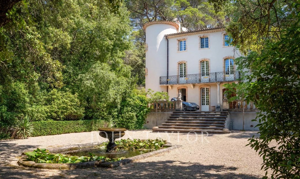 Castle for Sale in Lorgues, Provence-Alpes-Côte d'Azur, France