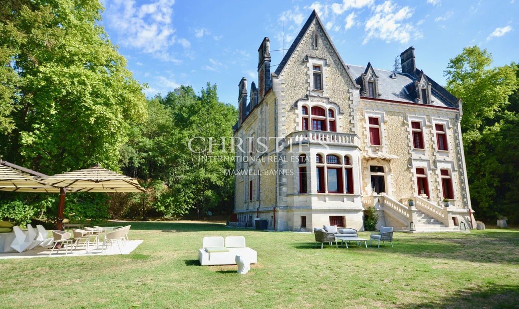 Castle for Sale in Lunas, Nouvelle-Aquitaine, France